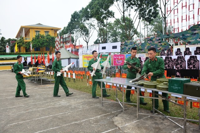 Bộ đội chuyển vật chất huấn luyện ra khu trưng bày.